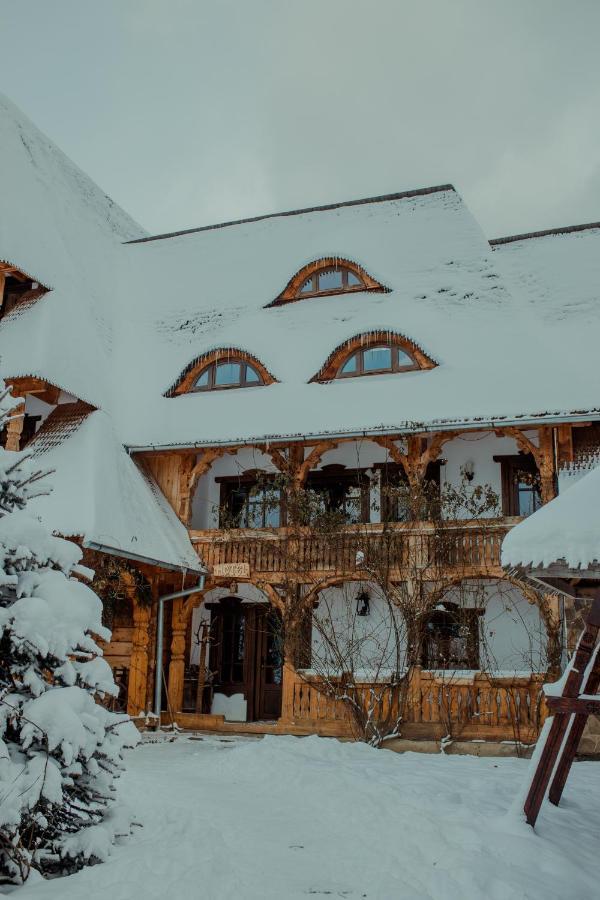 Conacul Drahneilor Hotel Ruscova Exterior foto
