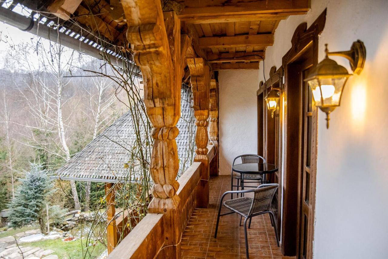 Conacul Drahneilor Hotel Ruscova Exterior foto