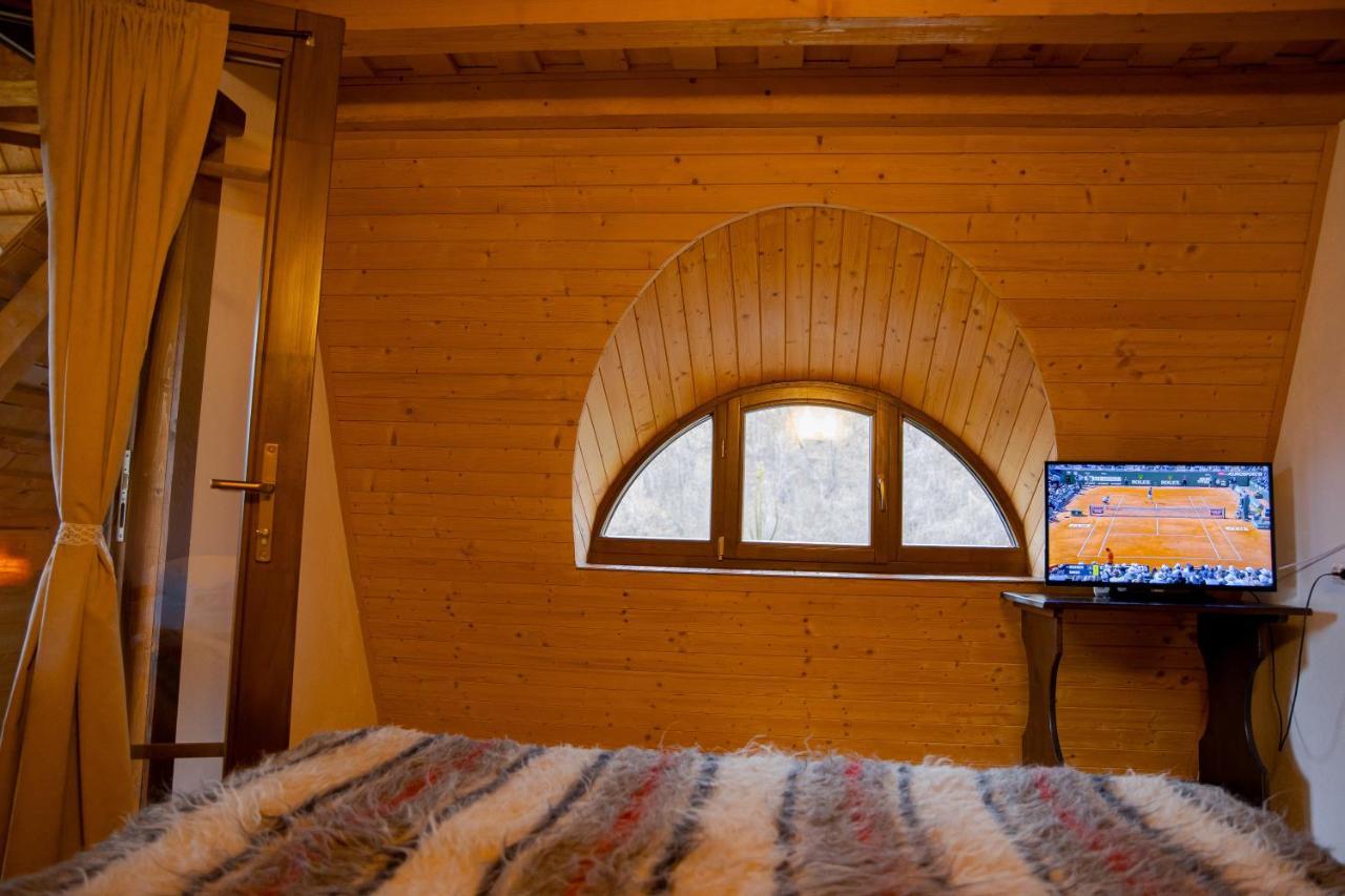 Conacul Drahneilor Hotel Ruscova Exterior foto