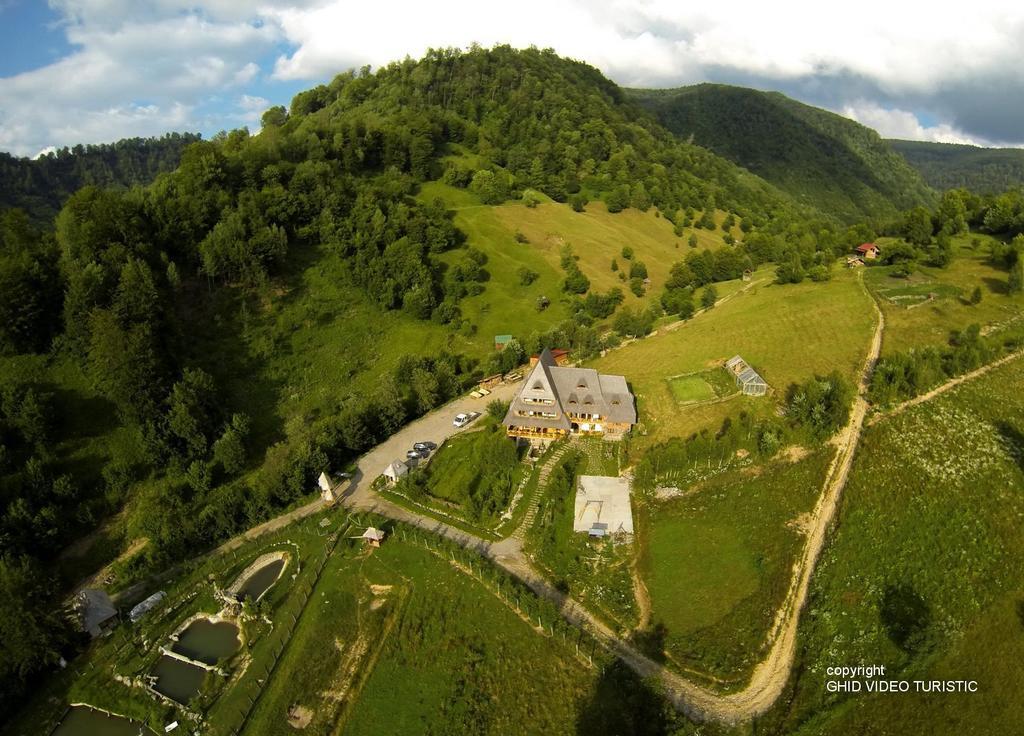 Conacul Drahneilor Hotel Ruscova Exterior foto
